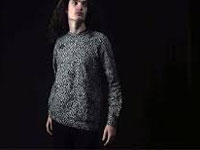 This shirt indicates pollutants in the air by changing its color
