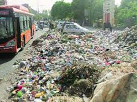 Kejriwal backs municipal workers as garbage piles up across the Capital